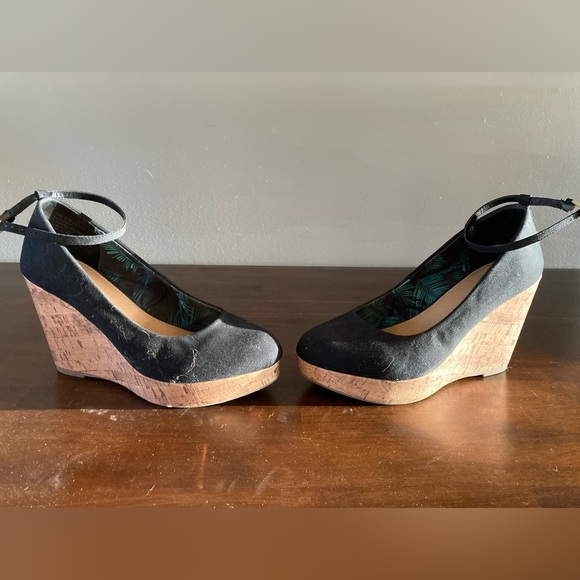 8 1/2 Wedge High Heels Report - Picture 4 of 6